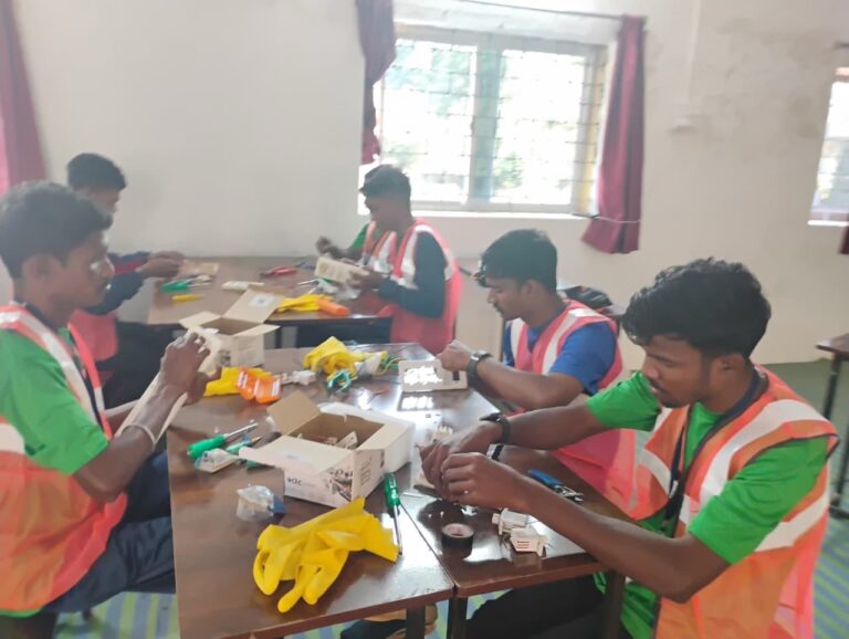 बम बंदूक थामने वाले हाथ अब हुनर से गढ़ रहे नया भविष्य