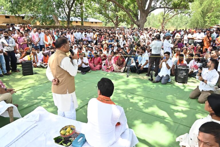 पेड़ की छांव में खाट पर बैठकर ग्रामीणों से रूबरू हुए साय